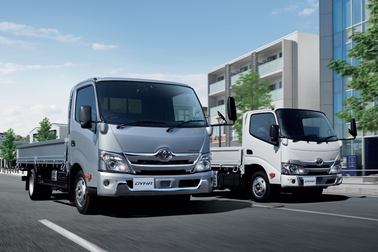 左)ワイドキャブ・ロングデッキ・フルジャストロー・2.0トン積・ディーゼル車