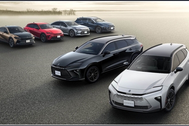 （前列右）：特別仕様車 ESTATE RS “THE 70th” （ベース車両はESTATE RS）