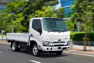 写真はシングルキャブ・2WD・フルジャストロー・木製デッキ・1.6トン積・3.0Lディーゼル車