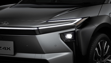 LEDヘッドランプ（オートレベリング機能付）＋LEDクリアランスランプ＋LEDフロントターンランプ＋ヘッドランプクリーナー