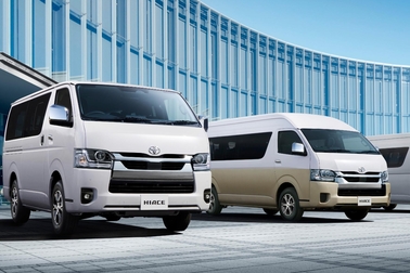 （左）：VAN・2WD・2800ディーゼル・標準ボディ・スーパーGL
